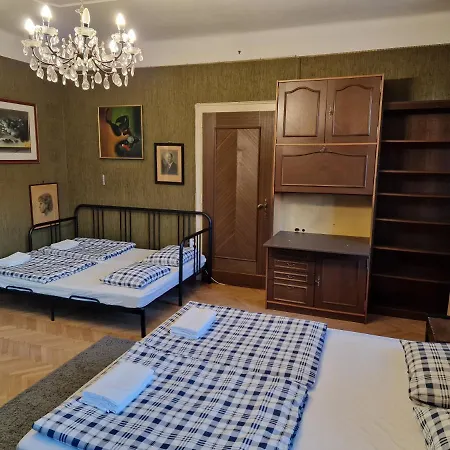 Grafika Nastanitev v družini Ljubljana